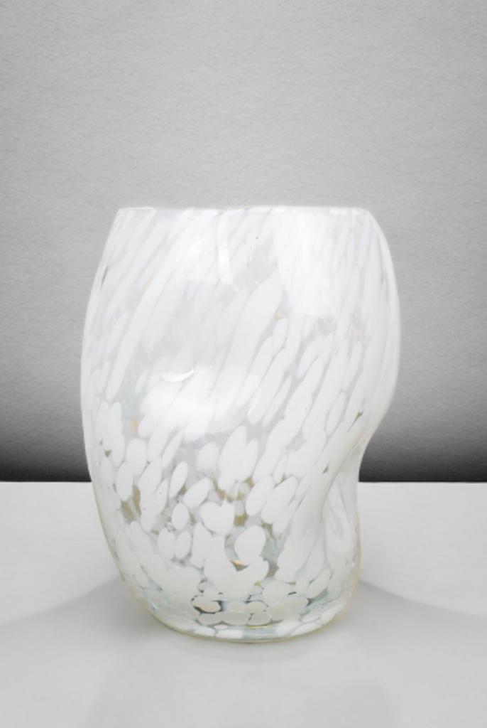 Handmade Mouth Blown Glass Vase: Elegant Home Decor (19cm)
