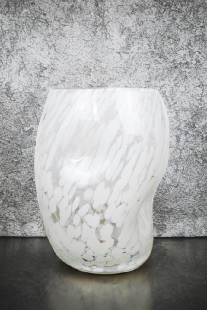 Handmade Mouth Blown Glass Vase: Elegant Home Decor (19cm)