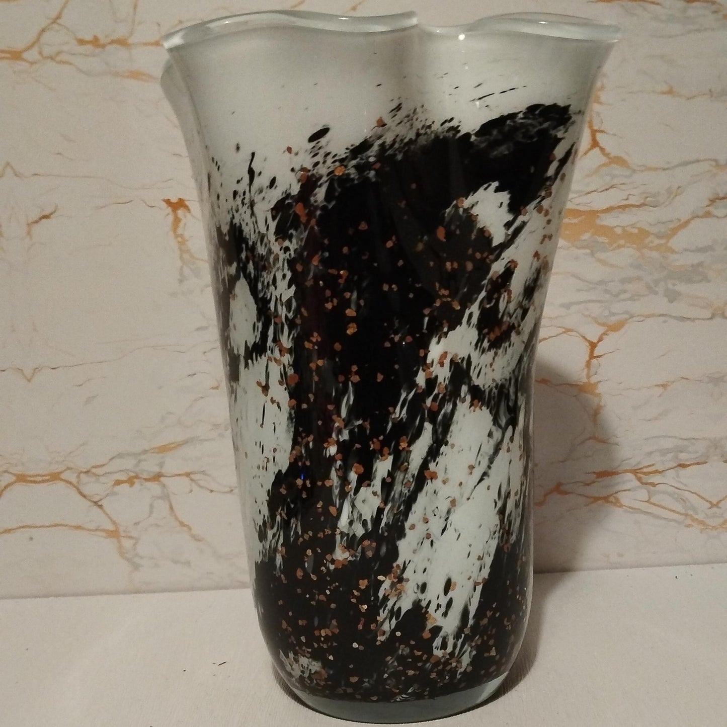 Handcrafted Black & White Glass Vase Lamp: Ambient Home Decor