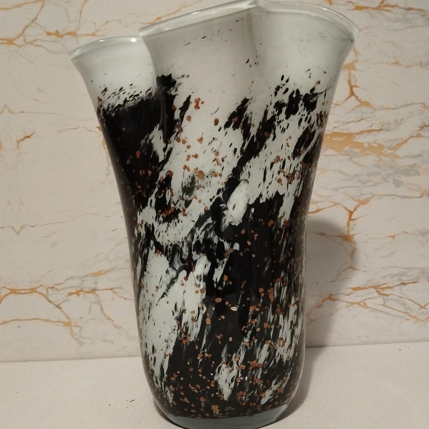 Handcrafted Black & White Glass Vase Lamp: Ambient Home Decor