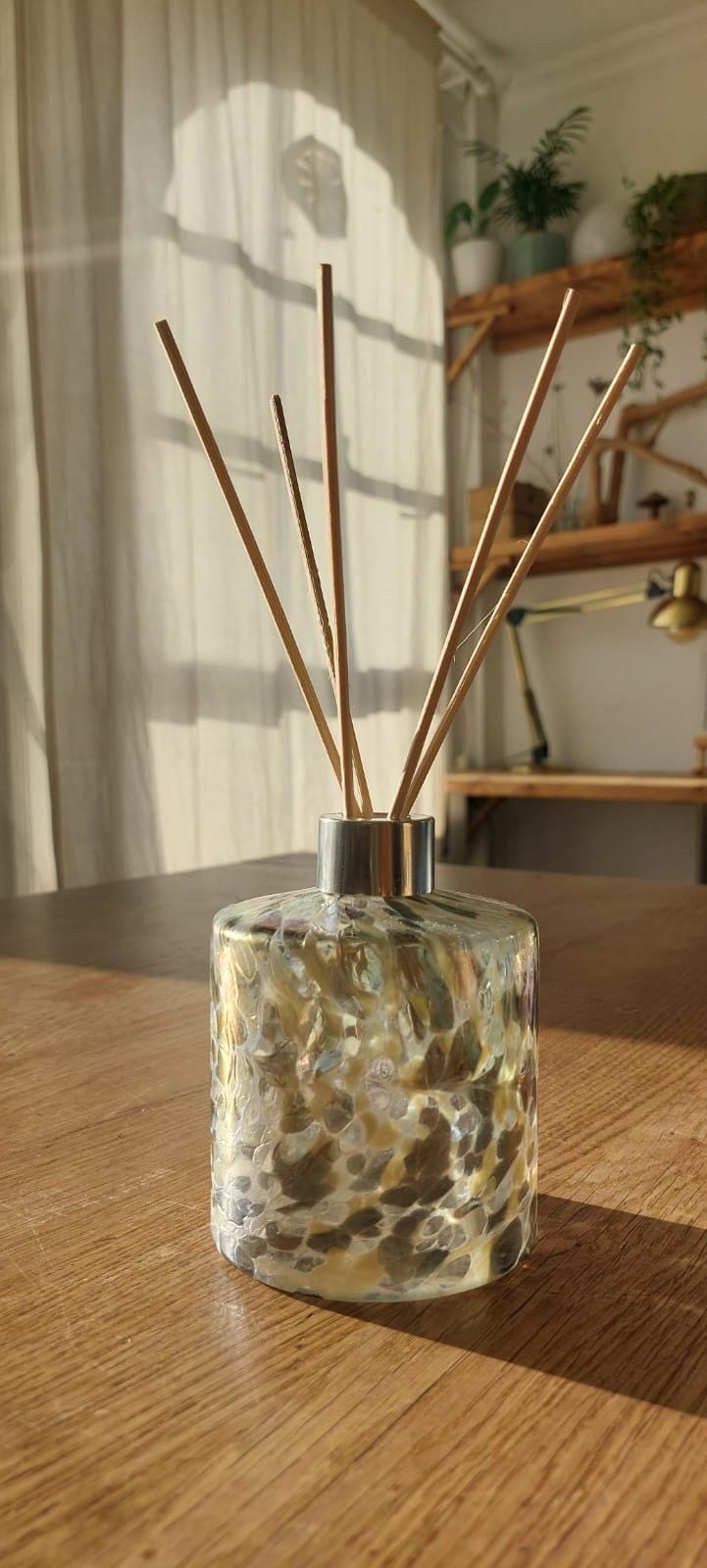 Handcrafted Glass Diffuser Lamp, LED Base, Elegant Home Déco