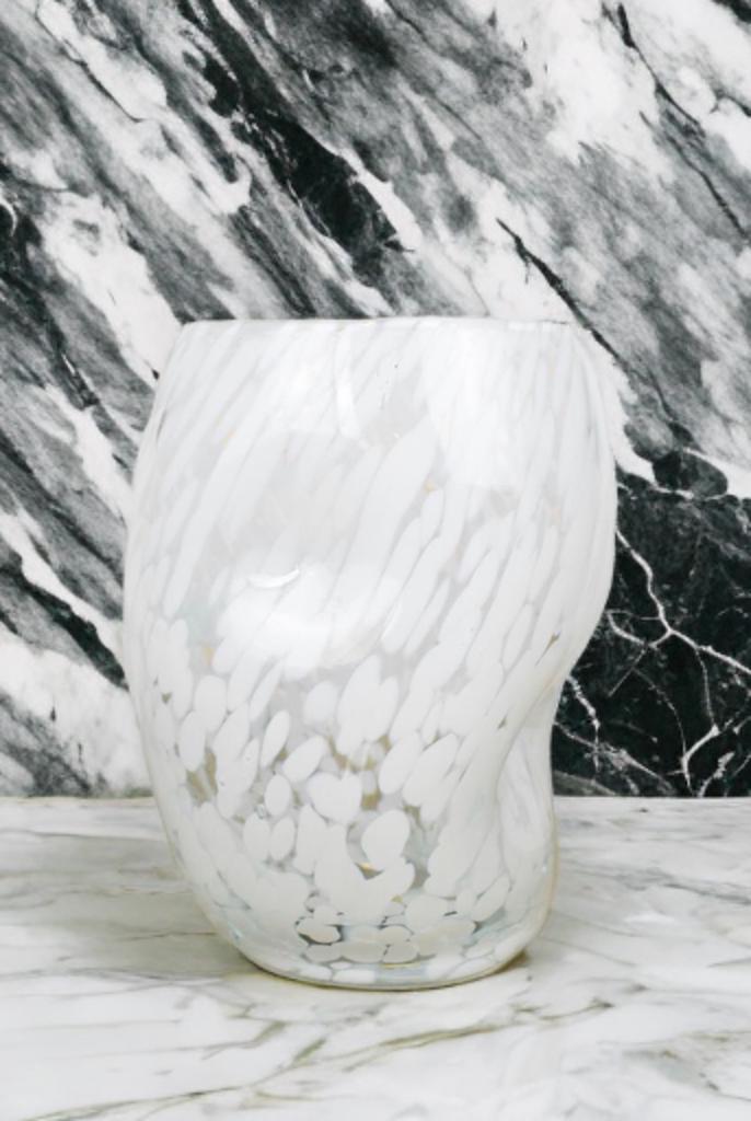 Handmade Mouth Blown Glass Vase: Elegant Home Decor (19cm)